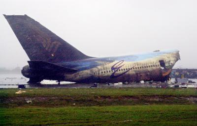 架新加坡航空公司波音747飞机在台北中正机场起飞后不久坠落爆炸起火